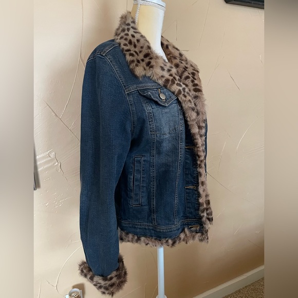 Amazing Faux Fur lined jean jacket! 🤩 - Picture 2 of 7